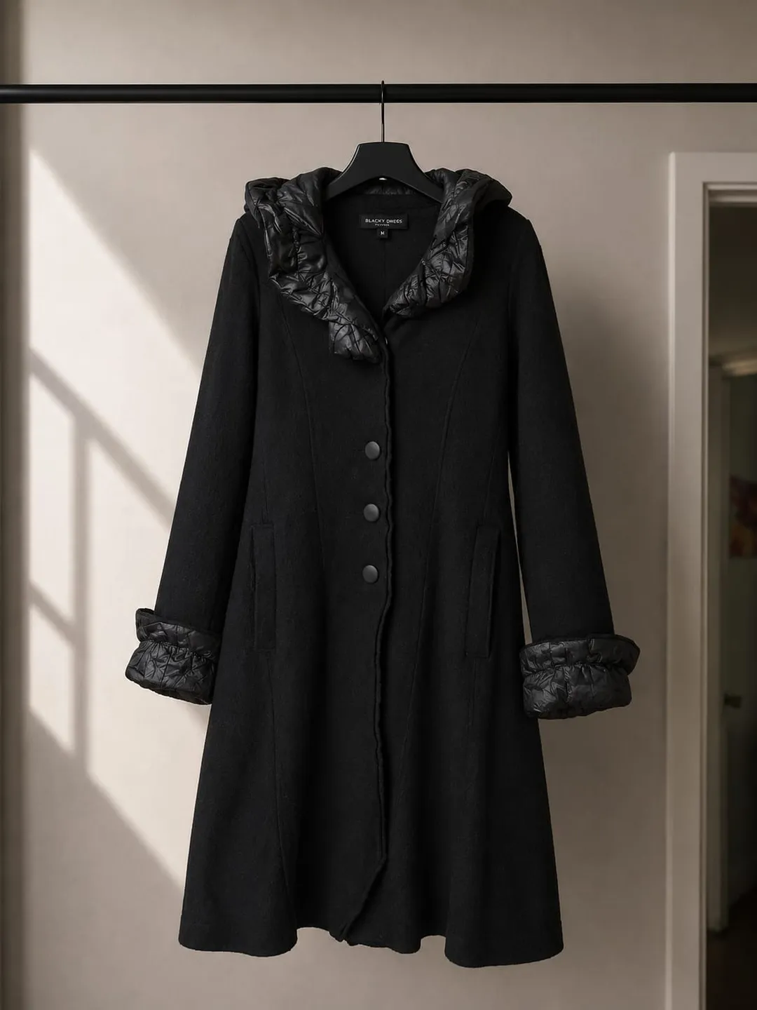 Abrigo Negro con Capucha de Piel