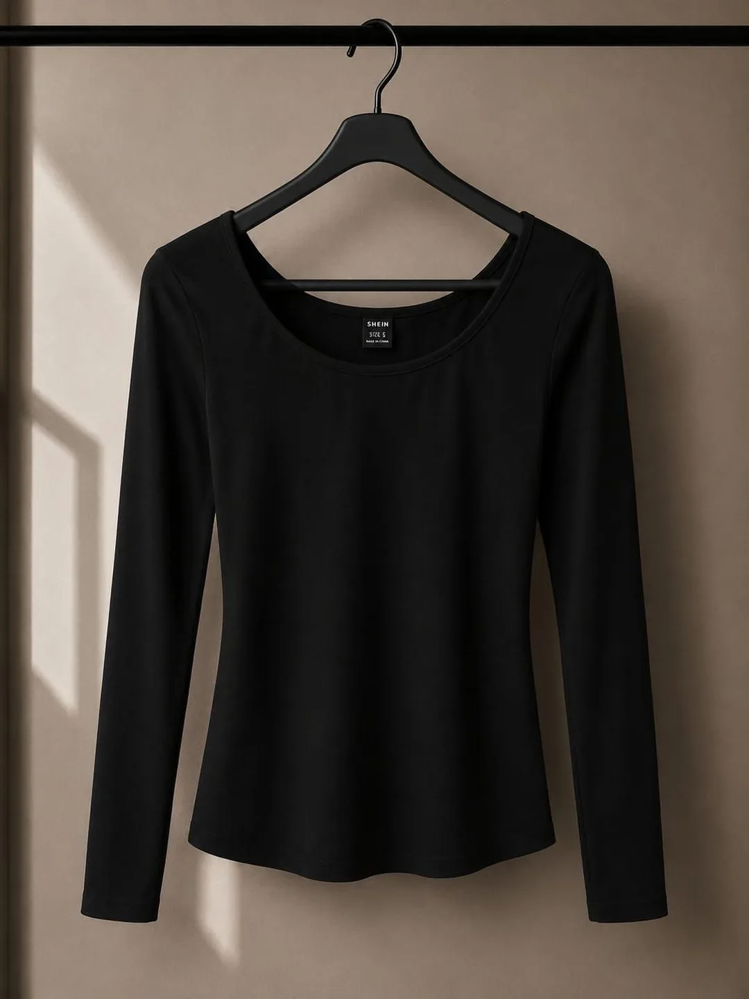 Polera Negra Cuello Amplio