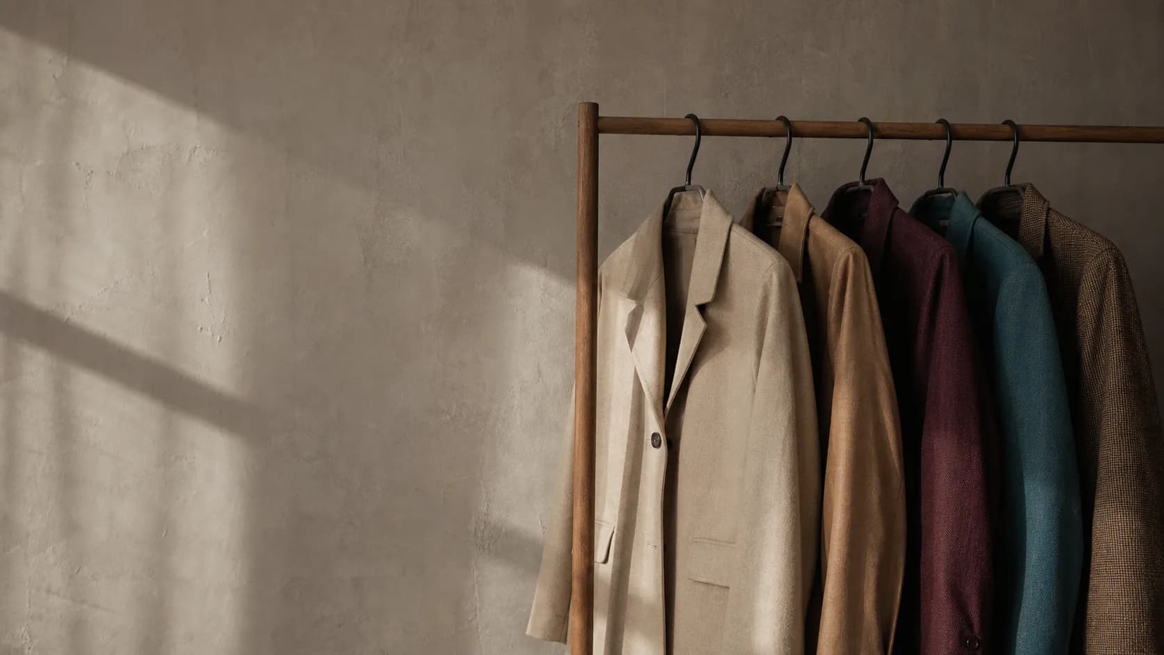 Selección de prendas de The Girl Store sobre un muro de tono neutro