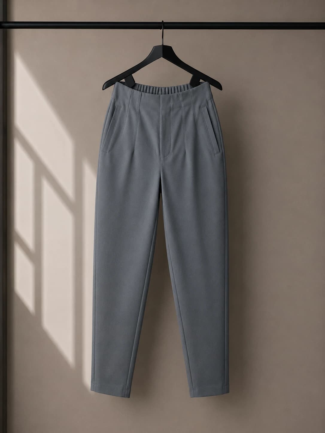 Pantalón de vestir gris de tiro alto
