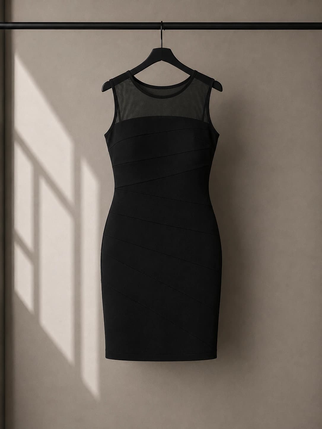 Vestido negro con transparencia