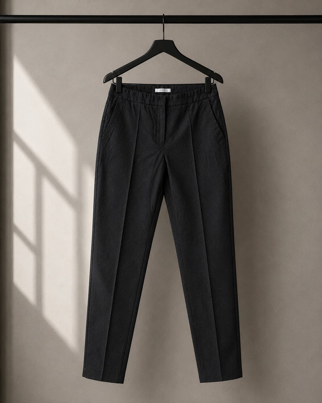 Pantalón de vestir negro punteado