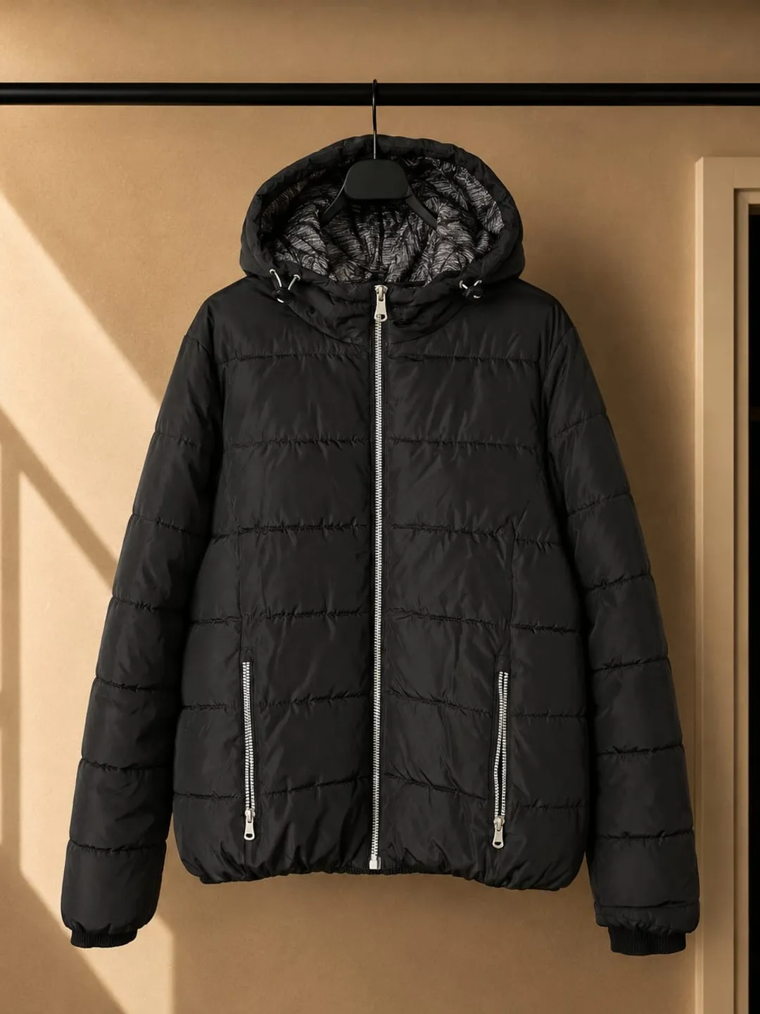 Chaqueta Acolchada Negra con Capucha
